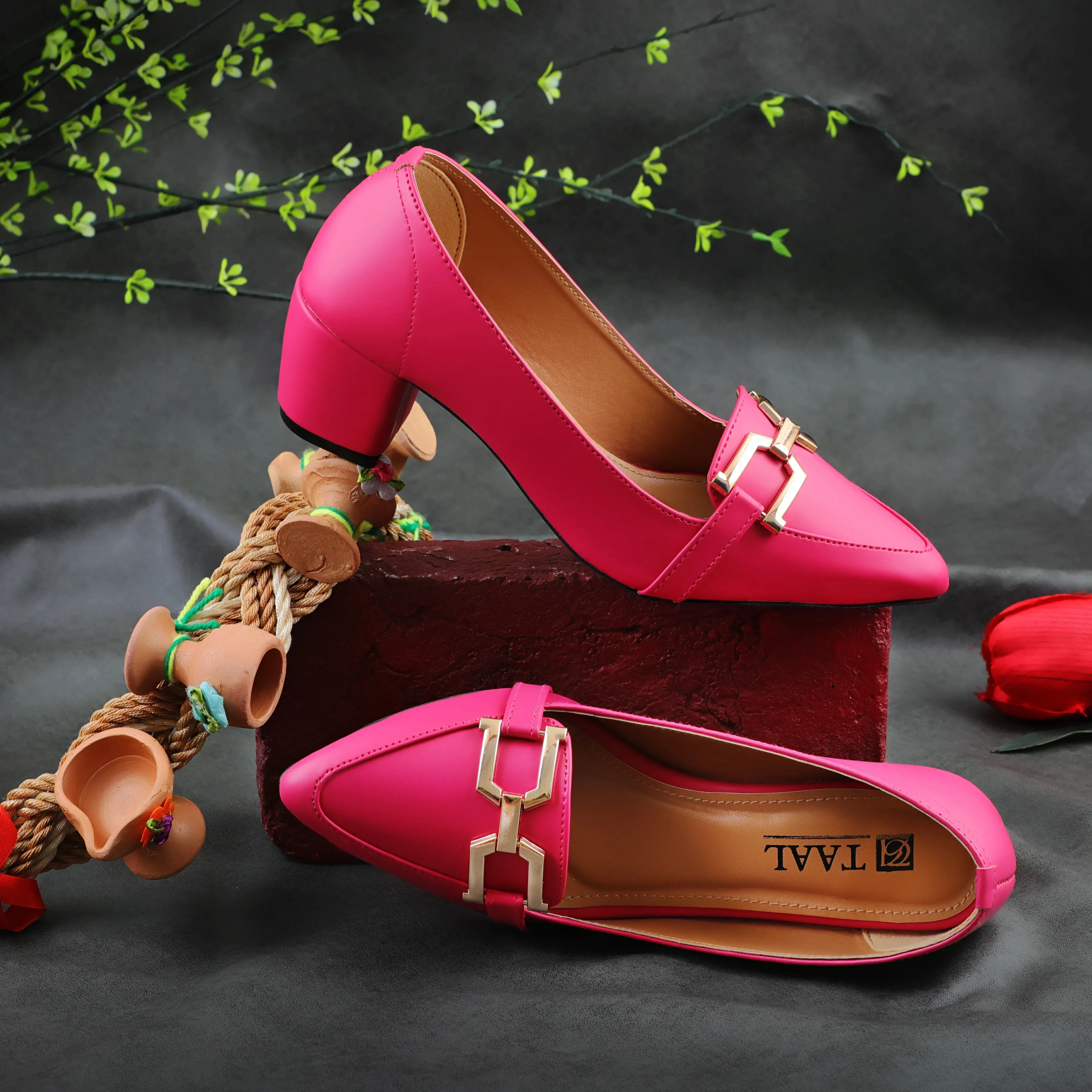 Nova Magenta women court shoes