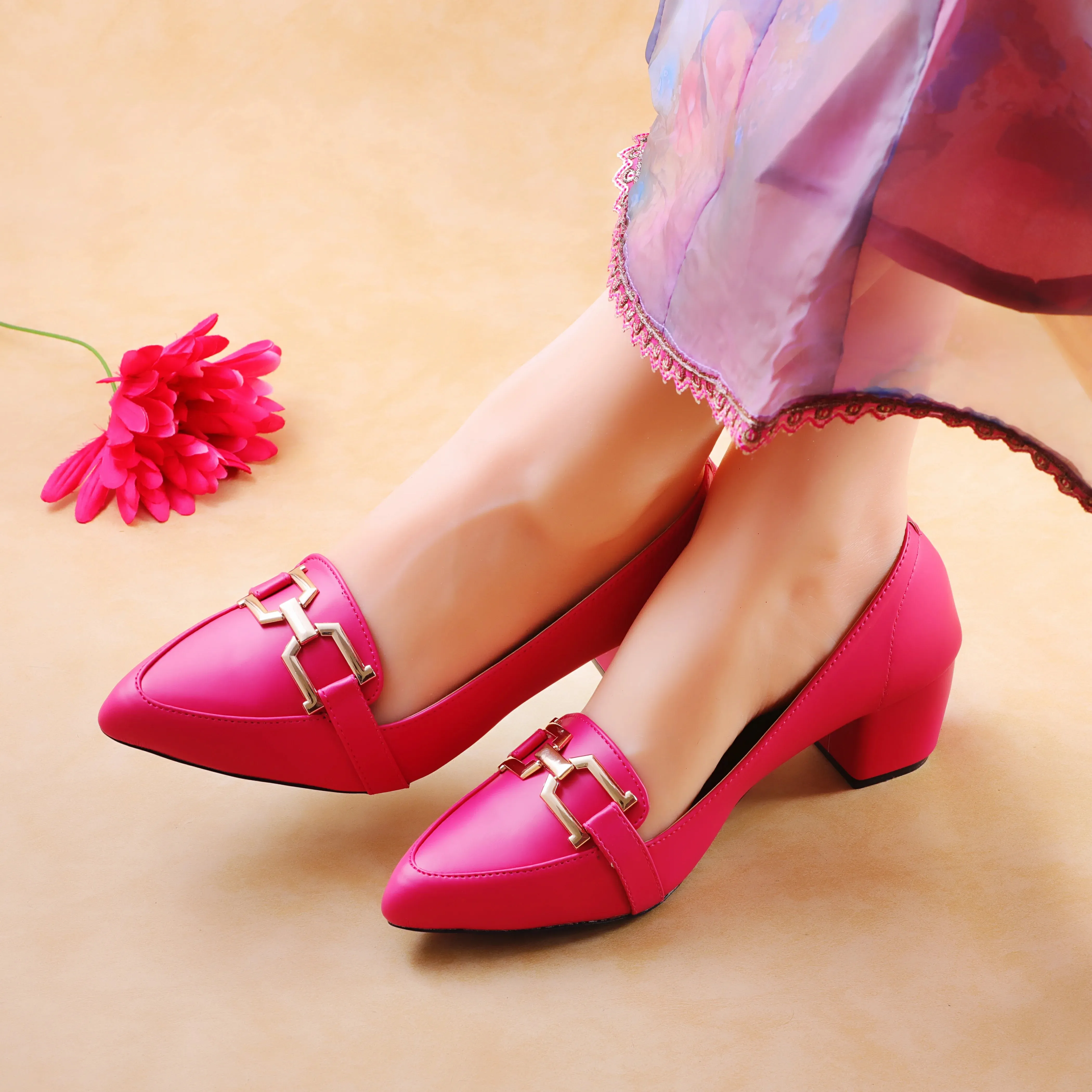 Nova Magenta women court shoes
