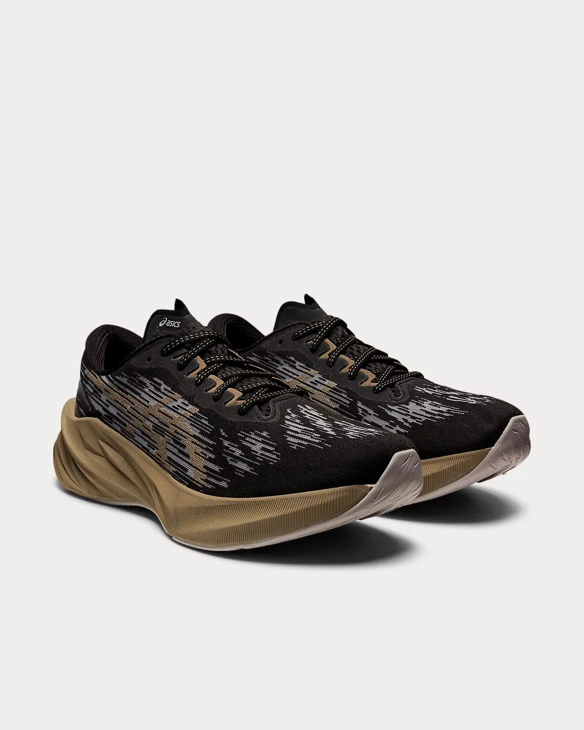 NOVABLAST 3 Black / Mink Running Shoes